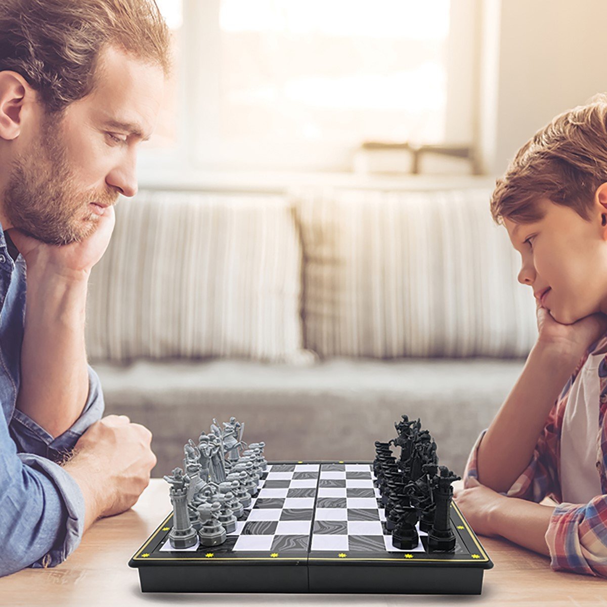 Jeu d’Echecs Chiens et Chats en Résine + Échiquier en Similicuir
