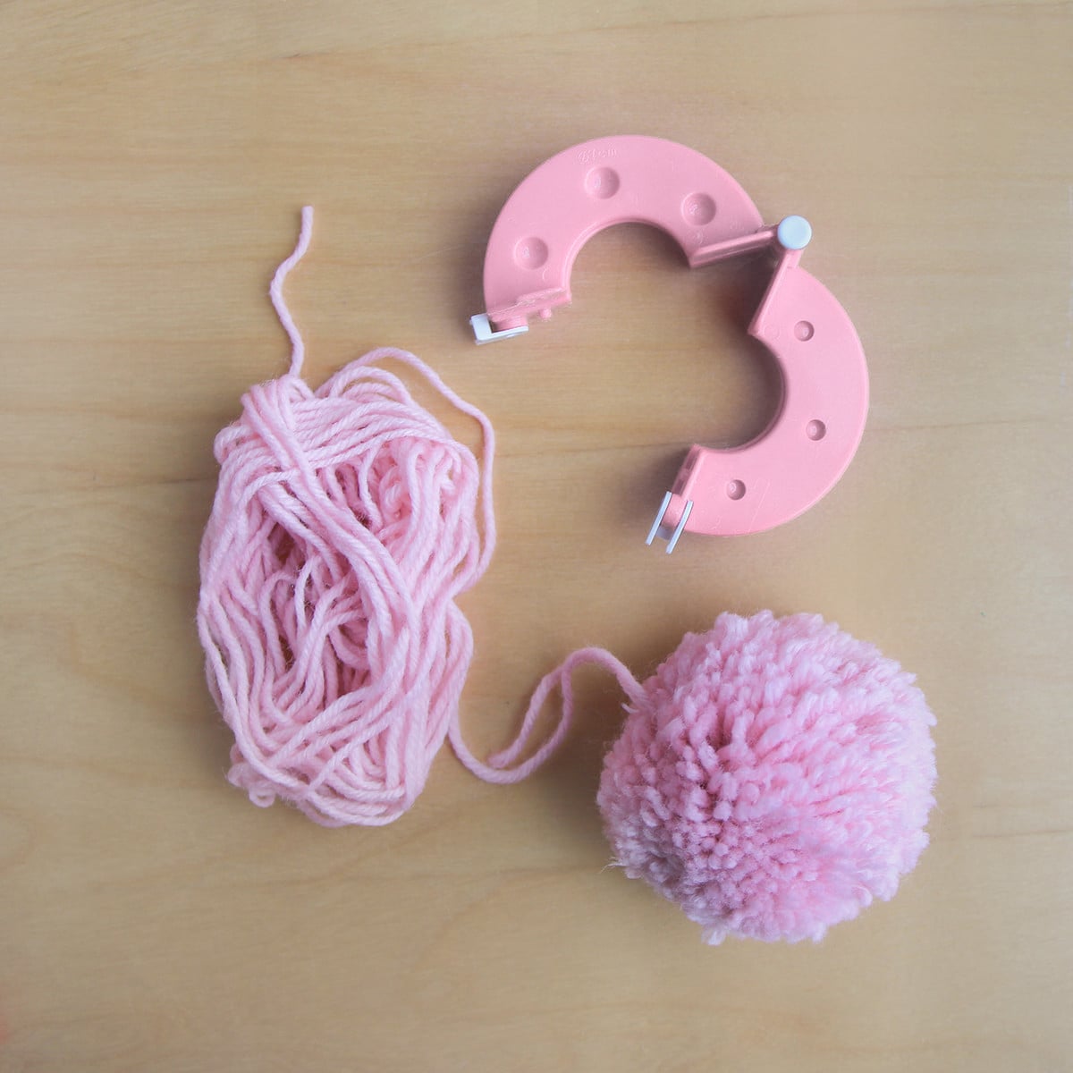 YPLUS Ensemble de Bricolage Enfant avec Pompons - Kit créatif pour le développement de la coordination et l'activité manuelle des enfants, pour des heures d'amusement - Alimentation