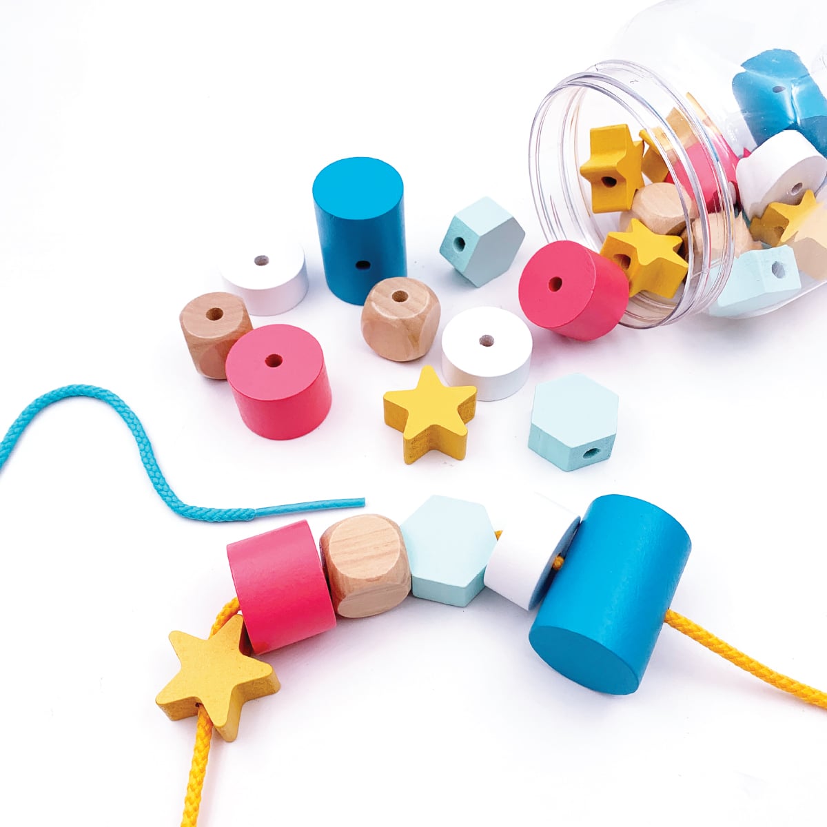 Hape Formes à Enfiler 32 Perles Bois Multicolores - Jouet Éveil Motricité Fine Dès 3 Ans