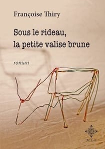 Sous le rideau, la petite valise brune