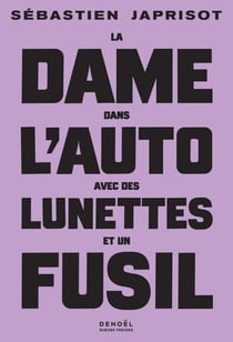 La dame dans l'auto avec des lunettes et un fusil