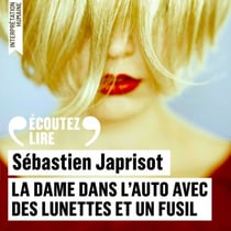 La dame dans l'auto avec des lunettes et un fusil