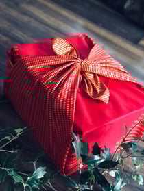 Papier Cadeau Réutilisable Emballage Furoshiki Coton Recyclé : La Poule aux Œufs d'or Rouge Coquelicot(Taille L) 85x85 cm collection monochrome