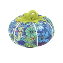 Tomate porte-épingles 8cm bouquet de fleurs bleues