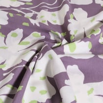 Tissu Viscose grandes fleurs blanches stylisées sur fond Parme