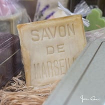 Tableau sur verre savon de Marseille 45x45 cm