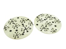 2 Pendentifs ronds 39mm en acrylique blanc nacré et motif noir en relief