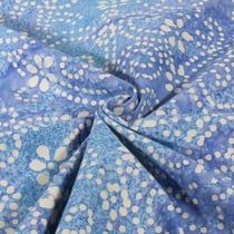 Tissu Voile de Coton Batik fleuris sur fond Bleu lavande