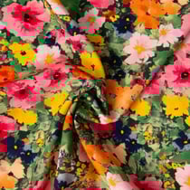 Tissu Viscose imprimé digital Arty Fleuris jaune, vert et rose sur fond Noir
