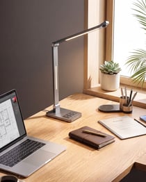 Lampe de Bureau LED Grise en Matière Synthétique avec Bras Réglable Abat-Jour Pivotant Capteur de Mouvement Variateur