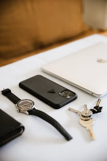 Coque de téléphone noire sertie de pierres fines - Iphone 14