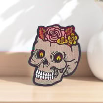 Patch brodé Skull avec fleurs – Ecusson tête de mort biker