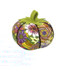 Tomate porte-épingles 8cm bouquet de fleurs foncés