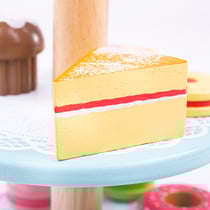 Présentoir à gâteaux en bois Bigjigs Toys avec 9 gâteaux en bois – Jouets de qualité pour tout-petits et enfants, accessoires de cuisine en bois parfaits pour les goûters.