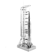 MetalEarth Espace: APOLLO SATURN V AVEC PORTIQUE 5x3.3x15cm, maquette 3D en métal avec 2 feuilles, sur carte 12x17cm, 14+
