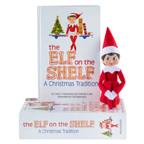 The Elf on the Shelf Cadeau set: FILLE – Anglais, 27x18,5 cm, set de cadeau avec poupée lutin scout et histoire à raconter + certificat d’adoption, en boîte carton, 0+