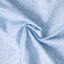 Tissu Popeline de Coton légère Fleuris gris bleu et bleu grisé sur fond Bleu pastel