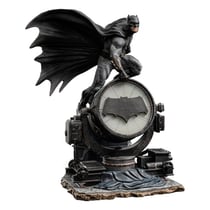 DC Comics - Statuette Zack Snyder's Justice League 1/10 Deluxe Art Scale Batman on Batsignal 28 cm - Iron Studios