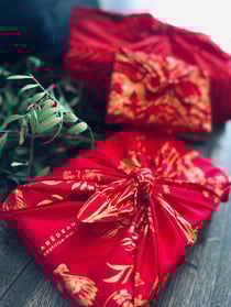 Papier Cadeau Réutilisable Emballage Furoshiki Coton Recyclé 3 pieces en 1 Carédeau Pack Famille 'Amour' en Rouge 100% COTON