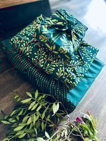 Papier Cadeau Réutilisable Emballage Furoshiki 3 pieces en 1 Coton Recyclé Carédeau Pack Famille 'Beauté' en vert sapin 100% COTON