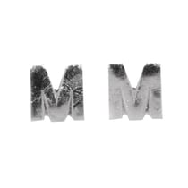 Lettres en cire - M - , argent, 9mm, 2 pces