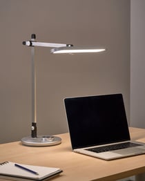 Lampe de Bureau LED Argentée Multifonctionnelle Bras Réglable et Pivotant Variateur Mode CCT