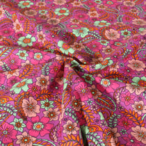 Tissu Popeline de Coton Poppy Fleurs vertes et roses sur fond Rose