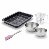 Set pâtisserie avec moule pour 12 mini pains, 2 bols à mixer, verre mesureur et spatule Zenker