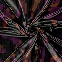 Tissu Satin imprimé Zeyna camouflage artistique Aubergines sur fond Noir