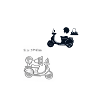 Die vespa avec son sac à main et son casque