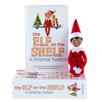 The Elf on the Shelf Cadeau set: GARCON – Anglais, 27x18,5 cm, set de cadeau avec poupée lutin scout et histoire à raconter + certificat d’adoption, en boîte carton, 0+