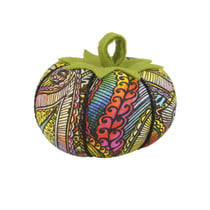 Tomate porte-épingles 8cm plumes