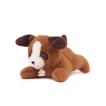 Peluche chien marron allongee lestee – Les P'tits Relax – 22 cm – Histoire D'Ours