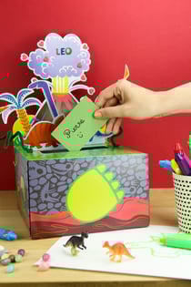 Urne Anniversaire enfant à assembler Dinosaure et Volcan 20,5 cm