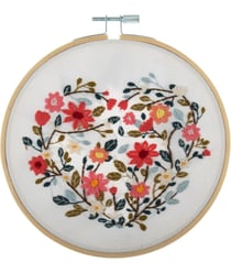 Kit de Broderie "Floral Heart" avec Cercle en Bois de 15cm – Trimits | Un Projet Élégant et Relaxant 45 Floral Heart