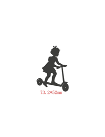 Die petite fille sur sa trottinette