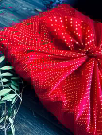 Papier Cadeau Réutilisable Emballage Furoshiki Coton Recyclé : Plume Dorée Rouge Coquelicot(Taille L) 85x85 cm collection monochrome