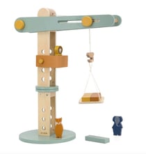 Grue en bois avec 3 personnages