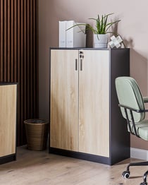Armoire de Bureau à 2 Portes Bois Clair et Noir 117 cm Panneaux Particules Bois et Métal Finition Mélaminée Etagère Réglable Fermeture à Clef