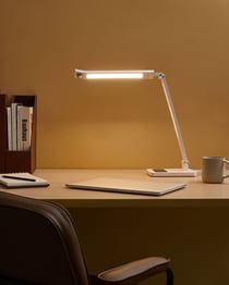 Lampe de Bureau LED Blanche en Matière Synthétique avec Bras Réglable Abat-Jour Pivotant Capteur de Mouvement Variateur
