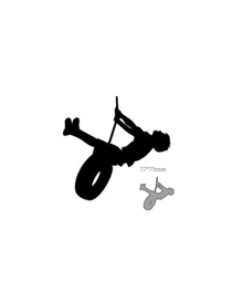 Die enfant sur une balançoire pneu