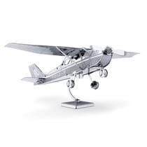 MetalEarth Aviation: CESSNA SKYHAWK 11.4x9.2x2.5cm, maquette 3D en métal avec 1 feuille, sur carte 12x17cm, 14+