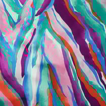 Tissu Crêpe Satin Flowers sur fond Violet