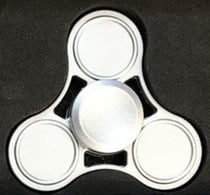 hand Spinner gris argenté en métal avec son coffret