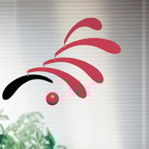 Mobile Flensted Flowing Rhythm Rouge - Élégance en Mouvement