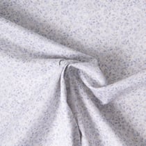Tissu Popeline de Coton légère Fleur bleu lavande et gris bleuté sur fond Blanc cassé