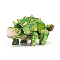 MierEdu PUZZLE 3D CONSTRUCTION&SON: DINO / ANKYLOSAURE 13,2x7,2x5,95cm, avec son, fonctionne sur une piles
bouton CR2032 (incl.), en boîte 10,8x3,5x19,4cm, 6+