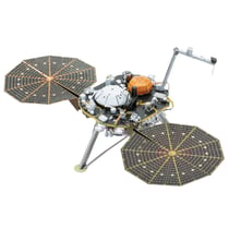 MetalEarth Espace: INSIGHT MARS LANDER 15x5.59x6.35cm, maquette 3D en métal avec 2 feuilles multicolorées, sur carte 12x17cm, 14+