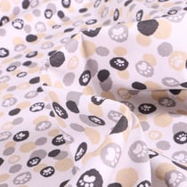Tissu Coton imprimé QT Fabrics Pattes de chiens beige sur fond Blanc