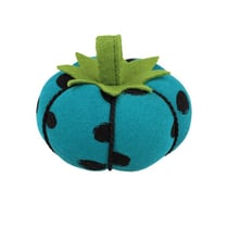 Tomate porte-épingles 8cm pois noirs fonds turquoise